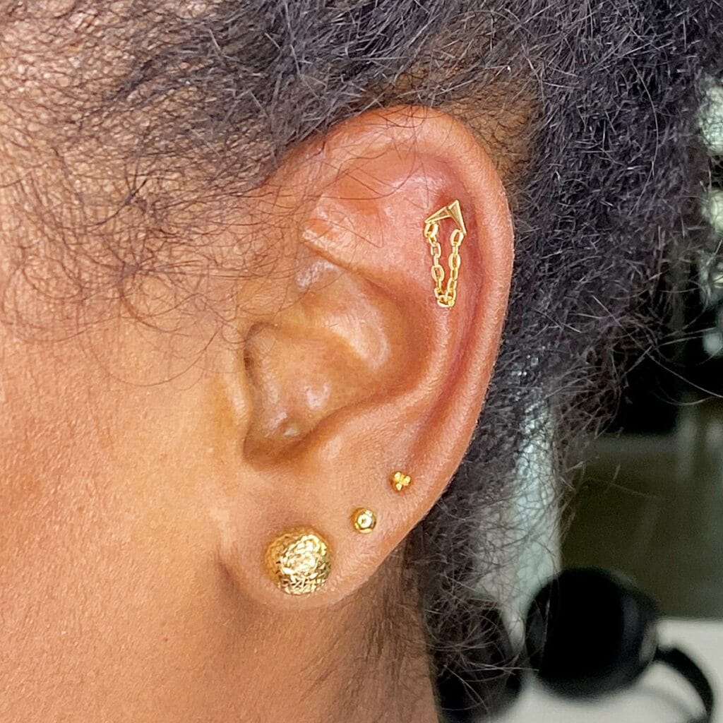 Piercing hélix con cadena conectora