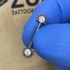 Piercing de pezón. De titanio con filigranas y con zirconias blancas y rosca interna.