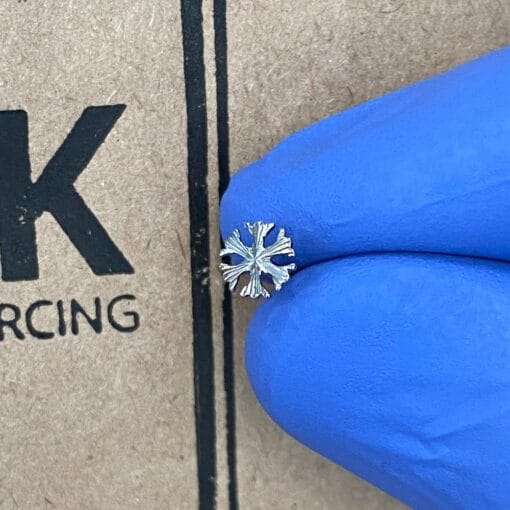 Piercing de titanio con un copo de nieve