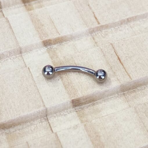 Piercing banana de titanio pulido espejo