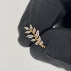 Top de titanio, baño de oro y zirconias, con forma de rama