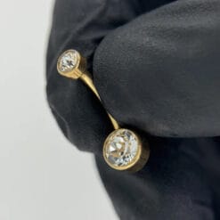 Piercing de ombligo. De titanio con baño de oro y 2 zirconias